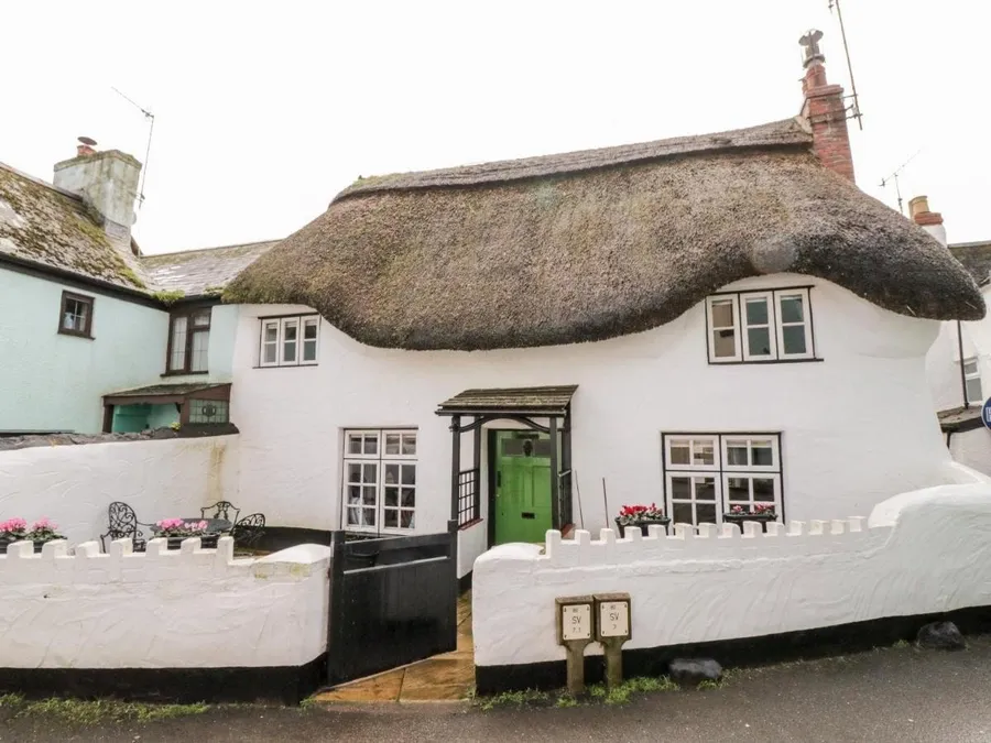 Teign Cottage: Thatched Charm in Shaldon Village