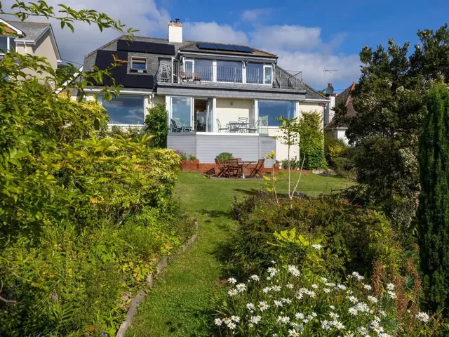 Umbrella Pines: Clifftop Holiday Home