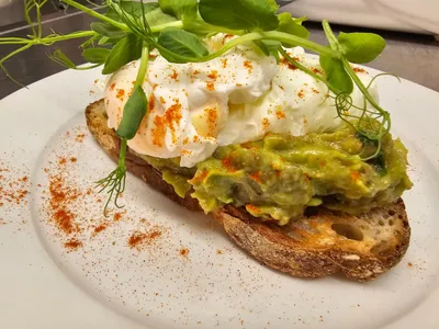 Eggs and smashed avacado