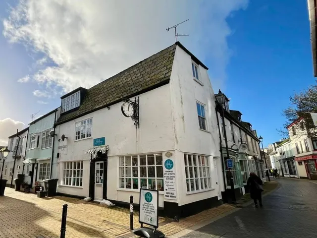 Gallery 8 art and gift shop on Teign Street in Teignmouth